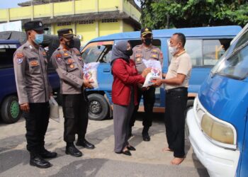 Kapolres Pringsewu Bersama Mahasiswa Salurkan Bansos Bagi Sopir Angkot dan Ojol