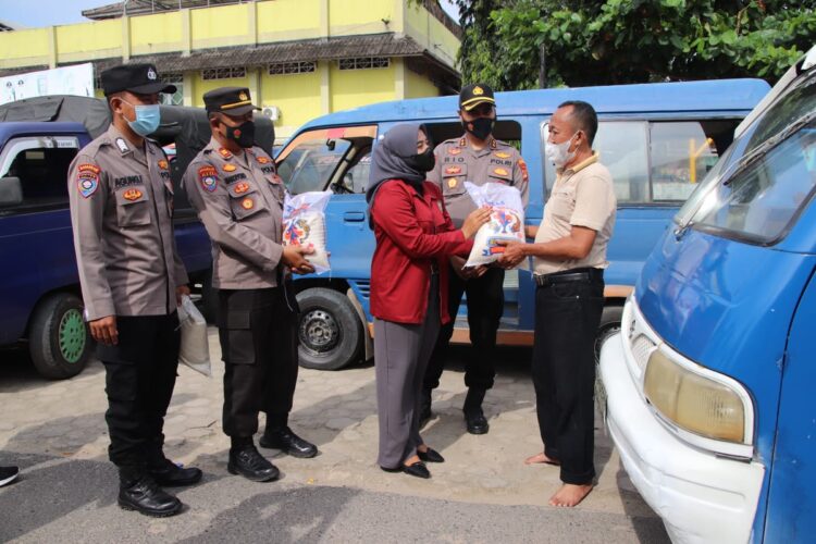 Kapolres Pringsewu Bersama Mahasiswa Salurkan Bansos Bagi Sopir Angkot dan Ojol