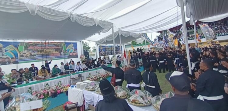 Wakil Bupati Datang, Sholawat Akbar 1 Abad PSHT Emas, Pecah