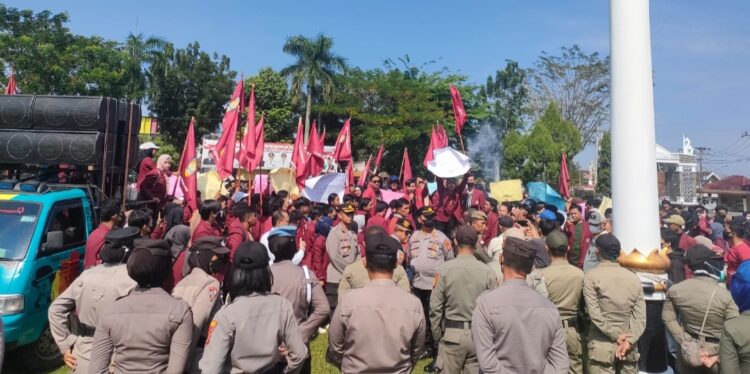 Gelar Aksi, Mahasiswa Di Lampura Tolak Kenaikan Harga BBM