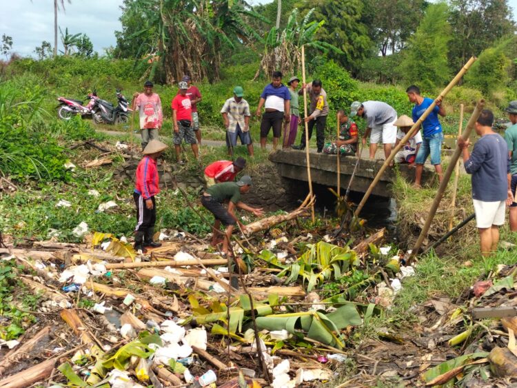 Cegah Banjir, Aparat Bersama Warga Lakukan Normalisasi Sungai Way Nenep