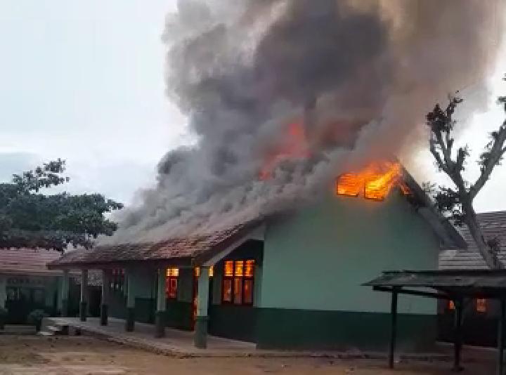 Kebakaran Hanguskan Gedung Perpustakaan SMP Satu Atap Pagelaran Utara, Ternyata Ini Sebabnya
