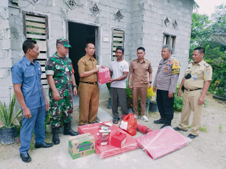 Akibat Puting Beliung, 3 Warga Kampung Tanjung Sari Dapat Bantuan Sosial