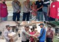 Pasca Kebakaran Rumah Warga, Polsek Buay Bahuga Gotong Royong Sekaligus Beri Bansos