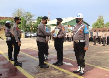 Kapolres Pringsewu Pimpin Upacara Pemberian Penghargaan dan PTDH Anggota Polres Pringsewu