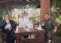 Sambil Makan Malam Menyimak Bankir Jolly Sondakh dan Wartawan Senior Dr (c) Muhammad Zen