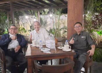 Sambil Makan Malam Menyimak Bankir Jolly Sondakh dan Wartawan Senior Dr (c) Muhammad Zen