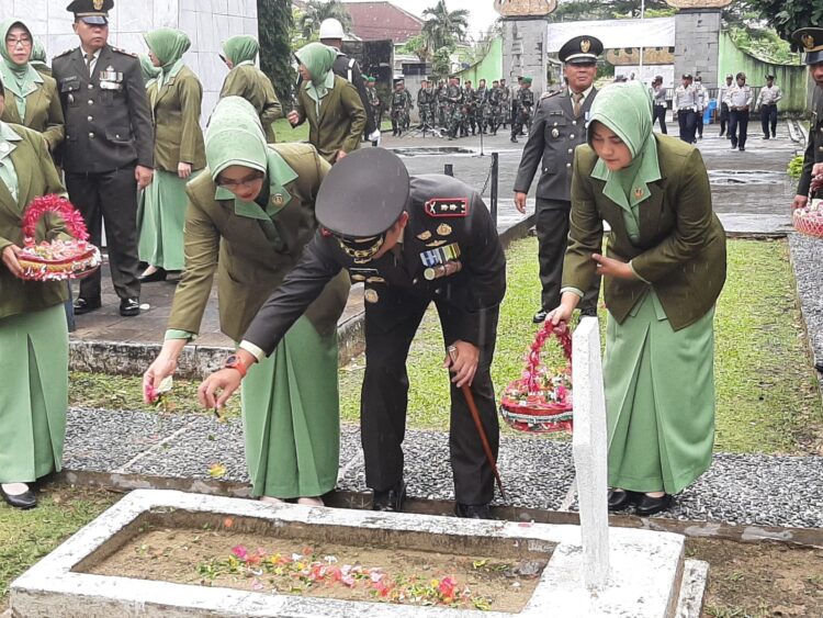 Kenang jasa para Pahlawan, Dandim 0421/LS Melakukan Ziarah Ke TMP