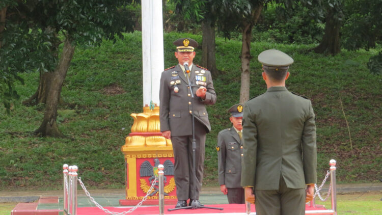 Puncak HUT TNI ke 77, Kodim 0421/LS selenggarakan upacara dan kegiatan sosial.