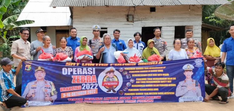 Wujud Peduli Sesama, Satlantas Polres Mesuji Dan PWI Bagikan Sembako Untuk Warga Tidak Mampu