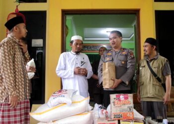 Pasca Insiden Kebakaran Polres Pringsewu bersama Yayasan Al-Hidayah dan Komacipol Salurkan Bansos ke Para Santri