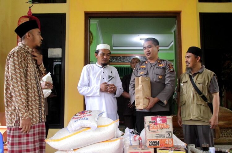 Pasca Insiden Kebakaran Polres Pringsewu bersama Yayasan Al-Hidayah dan Komacipol Salurkan Bansos ke Para Santri