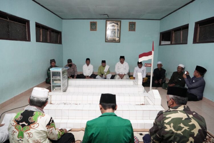 Peringati Hari Santri, Pemkab Pringsewu Ziarahi Makam KH.Ghalib & Istighosah