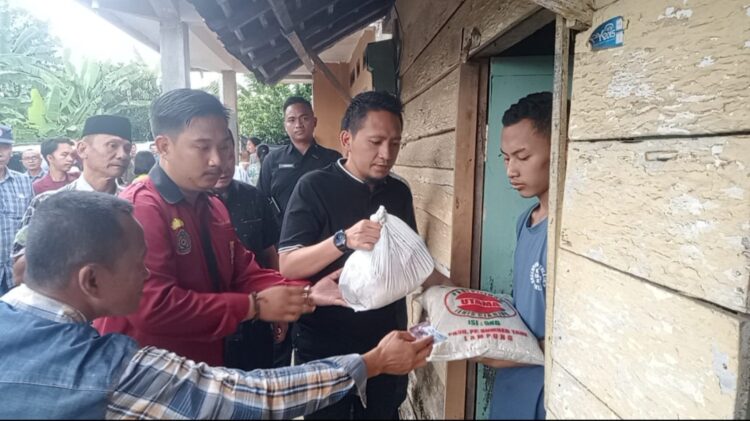 Ardian Saputra Bagikan 500 Paket Sembako Kepada Warga Lampura
