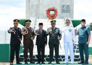 Peringati HUT TNI ke 77, Kapolres bersama Forkopimda Lampura  Tabur Bunga Di Taman Makam Pahlawan