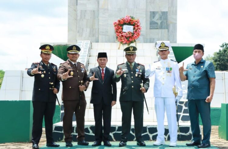 Peringati HUT TNI ke 77, Kapolres bersama Forkopimda Lampura  Tabur Bunga Di Taman Makam Pahlawan