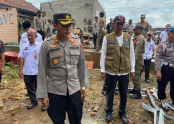 Bersama Satgas Tanggap Bencana, Kapolres Lampura, Sambangi Warga Korban Angin Puting Beliung