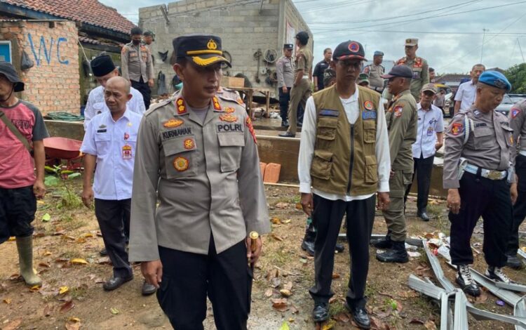 Bersama Satgas Tanggap Bencana, Kapolres Lampura, Sambangi Warga Korban Angin Puting Beliung