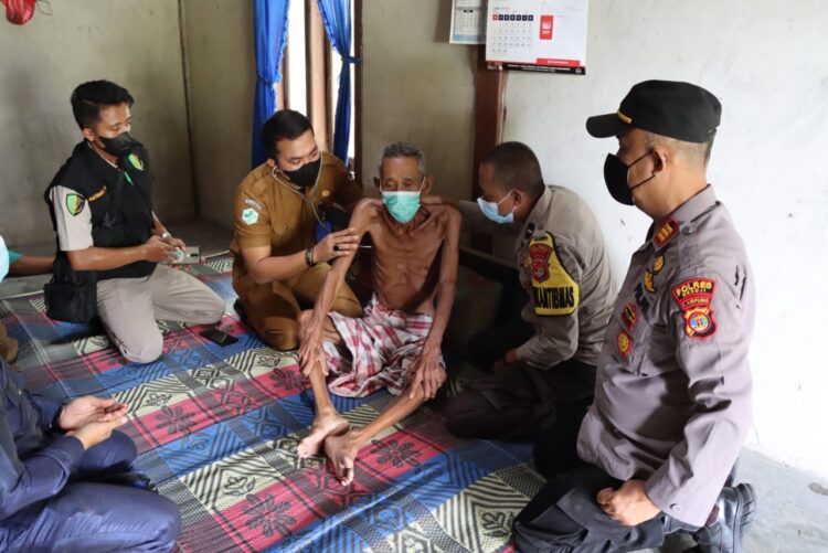 Respon Cepat, Kapolsek Dan Kapuskes Jemput Warga Tidak Mampu Yang Sakit