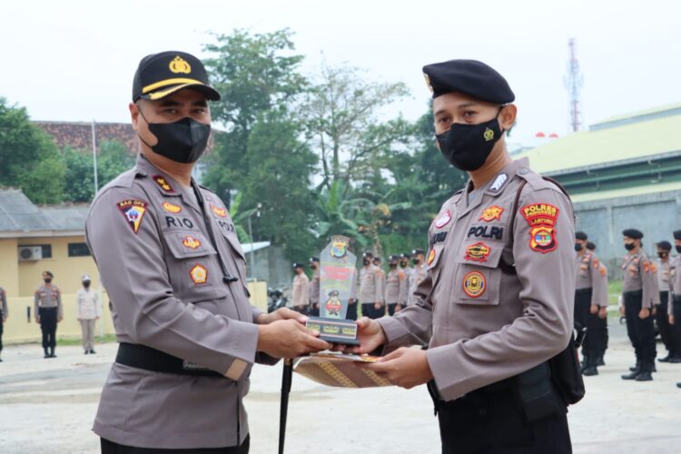 Kapolres Pringsewu Pimpin Apel Pemberian Penghargaan Dan Pembukaan Latja Siswa Bintara Polri