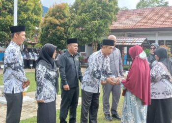 Ketua DPRD Lambar Jadi Inspektur Upacara Hut PGRI ke-77 dan Hari Guru