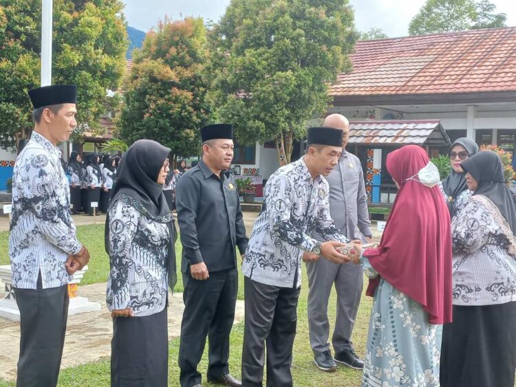 Ketua DPRD Lambar Jadi Inspektur Upacara Hut PGRI ke-77 dan Hari Guru