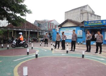 Sidak Kantor SIM, Kapolres Pringsewu Ajak Masyarakat Awasi Kinerja Personelnya