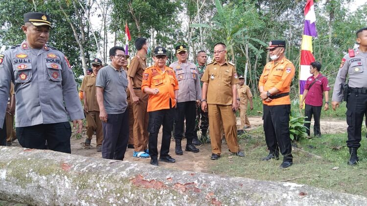 Tinjau Korban Puting-Beliung, Pj Bupati Dan Kapolres Himbau Warga Tingkatkan Kewaspadaan