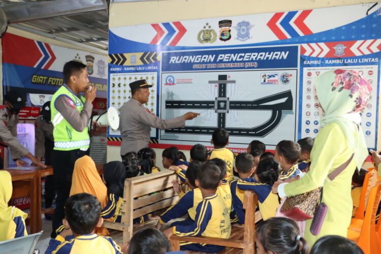 Puluhan Murid TK berwisata di Polres Pringsewu