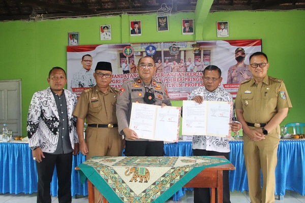 Polres Pringsewu Dan PGRI Tandatangani MoU Perlindungan Hukum Guru