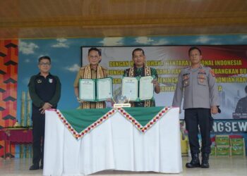 Pj Bupati Pringsewu Bersama Dandim 0424 Menutup Karya Bakti TNI 2022