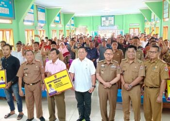 Sulpakar Serahkan Bantuan Ribuan Bibit Cabai Dan 2 Unit Combine Harvester Kepada Gapoktan