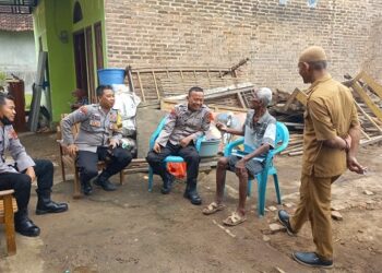 Peduli Warga Terkena Musibah, Kapolres Pringsewu Berikan Bantuan korban rumah Roboh
