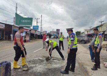 Meminimalisir Terjadi Kecelakaan, Satlantas Polres Mesuji Timbun Jalan Berlubang
