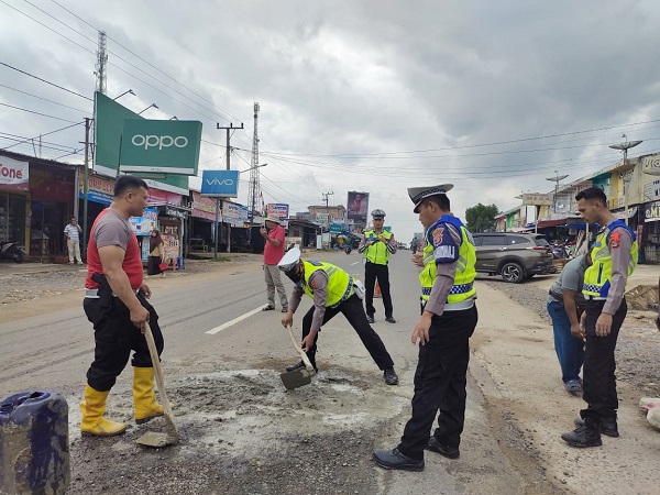 Meminimalisir Terjadi Kecelakaan, Satlantas Polres Mesuji Timbun Jalan Berlubang