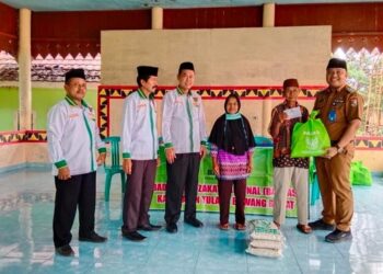 Camat TBT Bersama Baznas Salurkan Bantuan Lansia