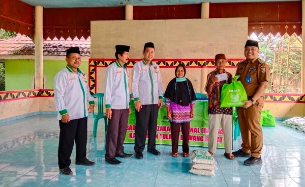Camat TBT Bersama Baznas Salurkan Bantuan Lansia