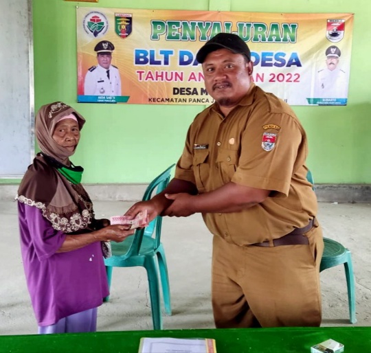 Pemdes Mukti Karya Bagikan BLT- DD 2022 Tahap IV