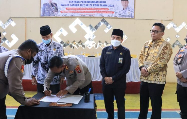 Polres Lampura Bersama PGRI MOU perlindungan hukum profesi guru