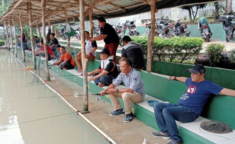 PWI Lampura Bersama DPD PKS Lampura Gelar Mancing Mania Bersama Masyarakat