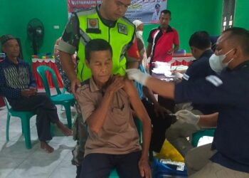 Babinsa Kampung Segara Midar, Dampingi Kegiatan Percepatan Vaksin
