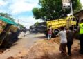 Kelebihan Muatan Truk Bermuatan 10 Ton Kelapa Sawit Terguling di Pringsewu