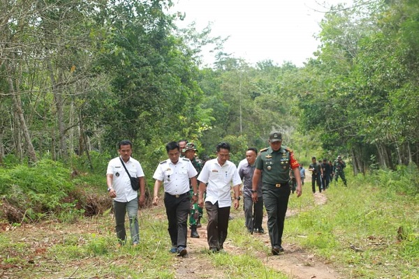 Dandim 0426 Tuba, Tinjau Lokasi Karya Bakti TNI Di Desa Brabasan