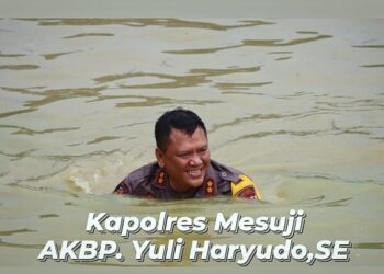 Aksi Kegembiraan Kenaikan Pangkat, Anggota Polres Mesuji Nyebur Ke Kolam