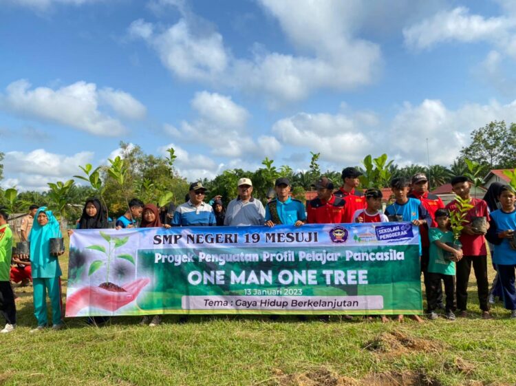 Antisipasi Global Warming, SMPN 19 Mesuji Launching Program One Man, One Tree