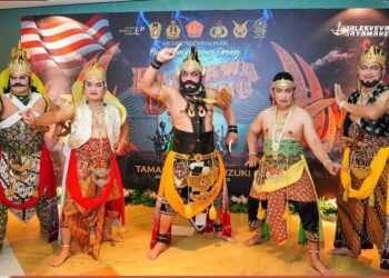 Jaga pelestarian budaya nusantara, Anggota Kodim 0421/Ls dan Masyaraka Nobar Pagelaran Wayang Orang