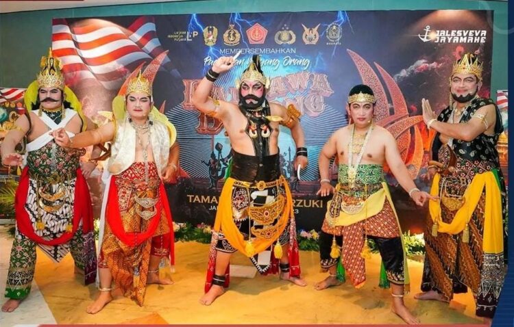 Jaga pelestarian budaya nusantara, Anggota Kodim 0421/Ls dan Masyaraka Nobar Pagelaran Wayang Orang
