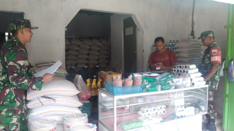 Implementasikan Perintah Presiden, Babinsa Kodim 0421/LS cek Harga sembako di Pasar.