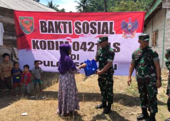 Fajar Akhirudin S.I.P.,M, bagikan Paket Sembako kepada Masyarakat di Pulau Sebuku