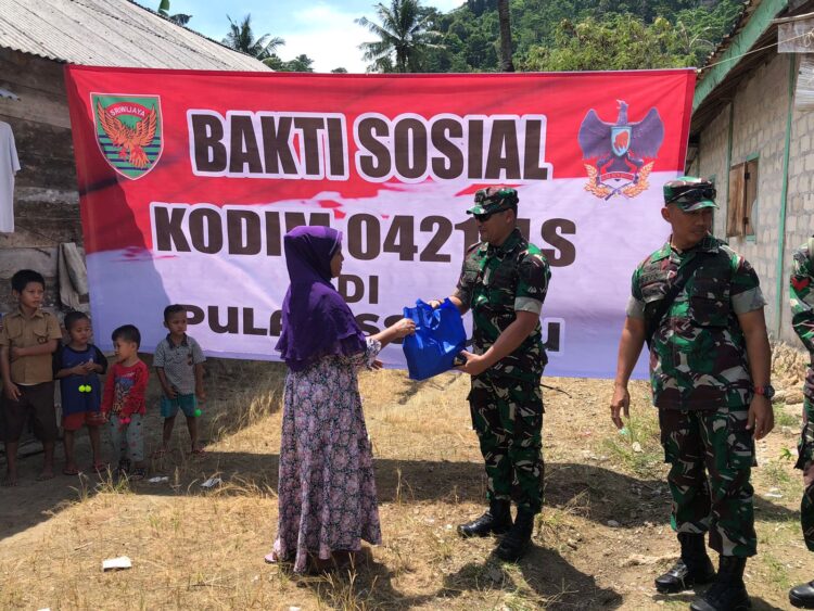 Fajar Akhirudin S.I.P.,M, bagikan Paket Sembako kepada Masyarakat di Pulau Sebuku